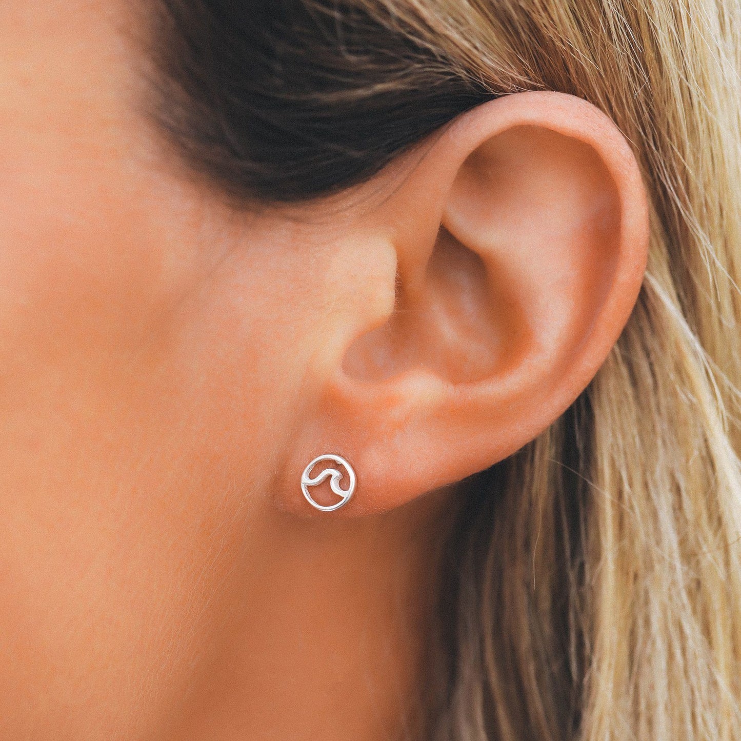 Circle Wave Stud Earrings
